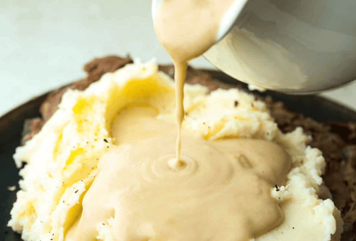 Sour Cream Gravy – Rich, Tangy & Made from Pan Drippings